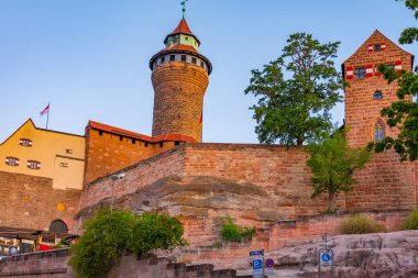 Nurnberg, Almanya 'daki Kaiserburg şatosunun gün doğumu manzarası.