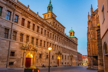 Nurnberg, Almanya 'daki Rathausplatz' daki eski belediye binasının gündoğumu manzarası..