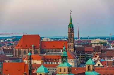 Nurnberg 'in batık Lorenz Kirche, Almanya' daki günbatımı manzarası.