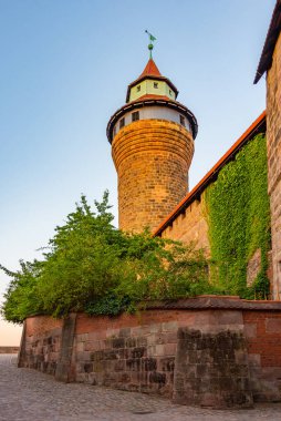 Nurnberg, Almanya 'daki Kaiserburg şatosunun gün doğumu manzarası.
