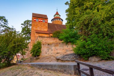 Nurnberg, Almanya 'daki Kaiserburg şatosunun gün doğumu manzarası.