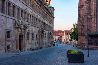 Nurnberg, Almanya 'daki Rathausplatz' daki eski belediye binasının gündoğumu manzarası..