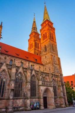 Almanya 'nın Nurnberg kentindeki Sankt Sebaldus kilisesinin gün doğumu manzarası.
