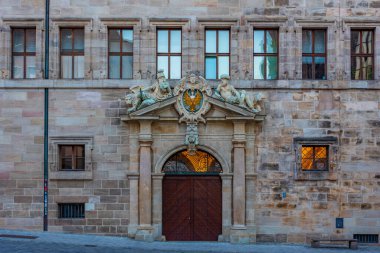 Nurnberg, Almanya 'daki Rathausplatz' daki eski belediye binasının gündoğumu manzarası..