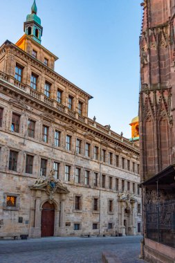 Nurnberg, Almanya 'daki Rathausplatz' daki eski belediye binasının gündoğumu manzarası..