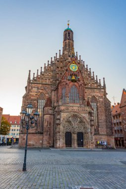 Nurnberg, Almanya 'da Frauenkirche' in gündoğumu manzarası..
