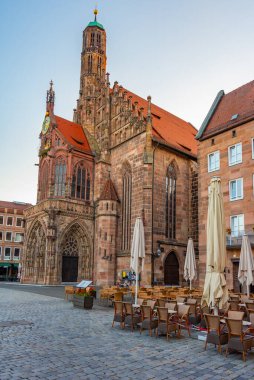 Nurnberg, Almanya 'da Frauenkirche' in gündoğumu manzarası..