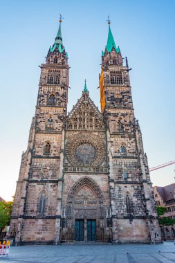 Nurnberg, Almanya 'daki Saint Lorenz katedralinin gün doğumu manzarası.