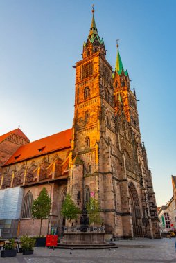 Nurnberg, Almanya 'daki Saint Lorenz katedralinin gün doğumu manzarası.
