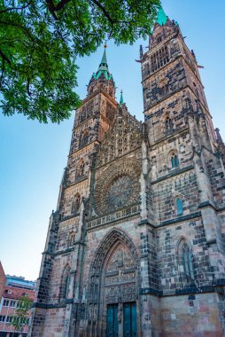 Nurnberg, Almanya 'daki Saint Lorenz katedralinin gün doğumu manzarası.