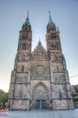 Nurnberg, Almanya 'daki Saint Lorenz katedralinin gün doğumu manzarası.