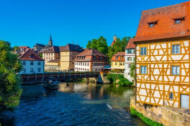 Almanya, Bamberg 'de Regnitz' in nehir kenarındaki renkli evler.