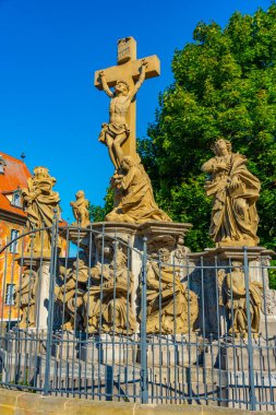 Kreuzigungsgruppe Almanya Bamberg 'de bir köprüde heykel.
