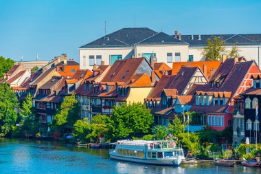 Almanya, Bamberg 'de Regnitz' in nehir kenarındaki renkli evler.