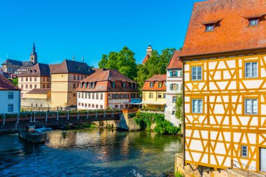 Almanya, Bamberg 'de Regnitz' in nehir kenarındaki renkli evler.