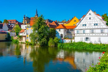Alman şehri Bamberg 'in manzarası Regnitz nehrine yansıyor.