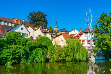 Alman şehri Bamberg 'in manzarası Regnitz nehrine yansıyor.