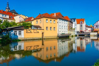 Alman şehri Bamberg 'in manzarası Regnitz nehrine yansıyor.