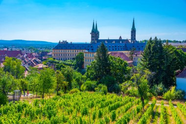 Bamberg 'in eski bir kasabası Bağların arkasında.
