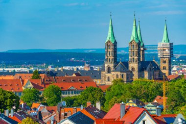 Alman kasabası Bamberg 'in panorama manzarası katedralin dört kulesiyle.