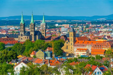 Alman kasabası Bamberg 'in panorama manzarası katedralin dört kulesiyle.