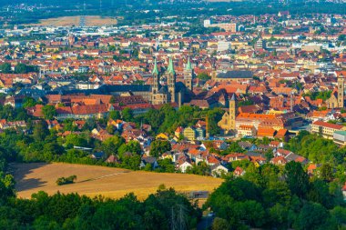 Alman kasabası Bamberg 'in panorama manzarası katedralin dört kulesiyle.