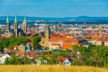 Alman kasabası Bamberg 'in panorama manzarası katedralin dört kulesiyle.