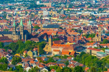 Alman kasabası Bamberg 'in panorama manzarası katedralin dört kulesiyle.
