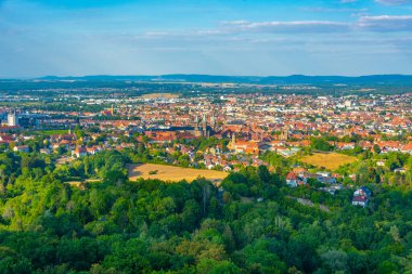 Michelsberg manastırı ve katedralin dört kulesiyle Alman şehri Bamberg 'in panorama manzarası.