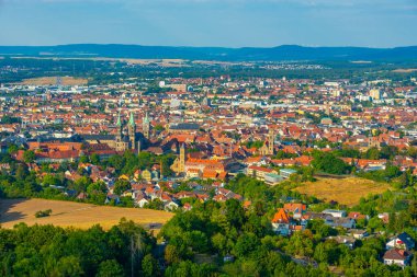 Alman kasabası Bamberg 'in panorama manzarası katedralin dört kulesiyle.