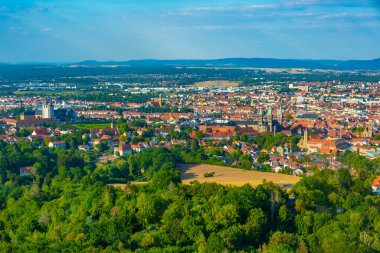 Michelsberg manastırı ve katedralin dört kulesiyle Alman şehri Bamberg 'in panorama manzarası.
