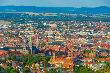 Alman kasabası Bamberg 'in panorama manzarası katedralin dört kulesiyle.