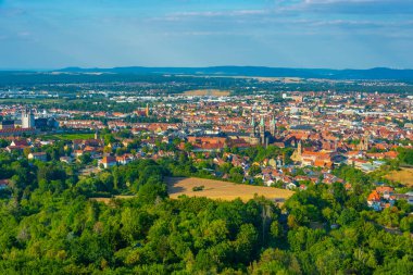 Michelsberg manastırı ve katedralin dört kulesiyle Alman şehri Bamberg 'in panorama manzarası.