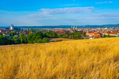 Michelsberg manastırı ve katedralin dört kulesiyle Alman şehri Bamberg 'in panorama manzarası.