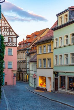 Eski Alman kasabası Bamberg 'de bir caddenin üzerinde gün batımı.