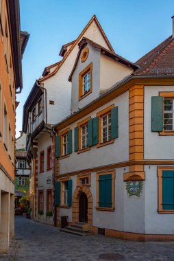 Eski Alman kasabası Bamberg 'de bir caddenin üzerinde gün batımı.