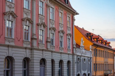 Eski Alman kasabası Bamberg 'de bir caddenin üzerinde gün batımı.