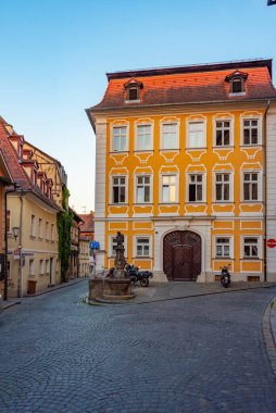 Eski Alman kasabası Bamberg 'de bir caddenin üzerinde gün batımı.