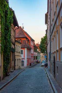 Eski Alman kasabası Bamberg 'de bir caddenin üzerinde gün batımı.