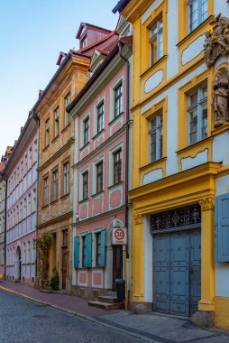 Eski Alman kasabası Bamberg 'de bir caddenin üzerinde gün batımı.