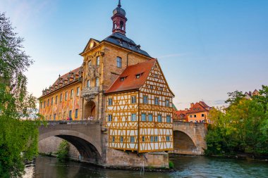 Alman şehri Bamberg 'deki belediye binasının gün batımı manzarası.