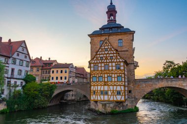 Alman şehri Bamberg 'deki belediye binasının gün batımı manzarası.