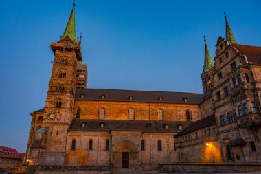 Alman kasabası Bamberg 'deki katedralin günbatımı manzarası.
