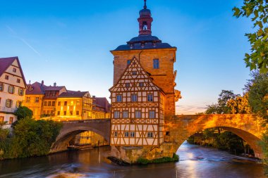Alman şehri Bamberg 'deki belediye binasının gün batımı manzarası.
