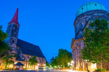 Nurnberg, Almanya 'da Jakobskirche' nin gündoğumu manzarası..