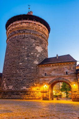 Almanya, Nurnberg 'deki Spittlertorturm' un gece görüşü..