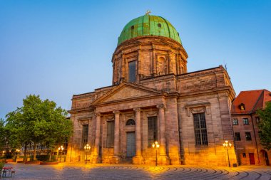 Nurnberg, Almanya 'da Elisabethkirche' in gündoğumu manzarası.