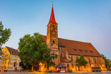 Nurnberg, Almanya 'da Jakobskirche' nin gündoğumu manzarası..