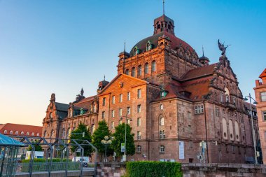 Nurnberg, Almanya 'daki opera binasının gece manzarası..