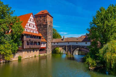 Weinstadel binası, su kulesi, Henkerbrucke köprüsü ve Almanya 'nın Nurnberg kentindeki Henkerturm kulesi manzaralı tarihi bir şehir...